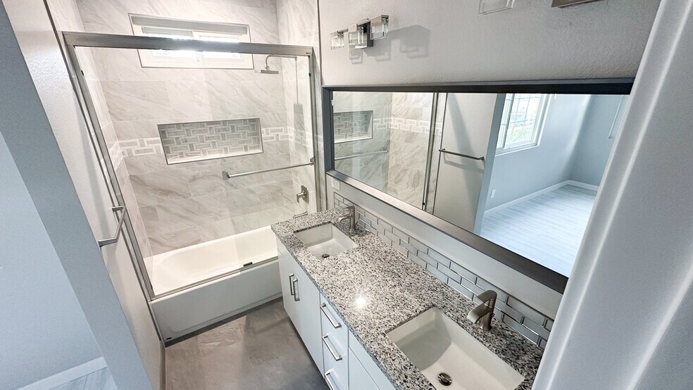 Building Photo - 608 Silver Berry Pl