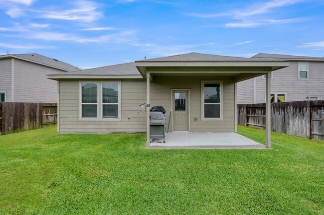Building Photo - 16435 Big Hickory Dr