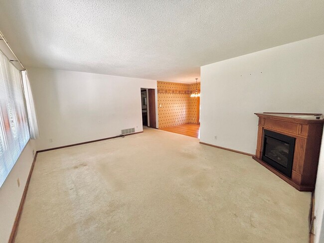 Building Photo - Sprawling 3bedroom 2bath Home in Roseville...