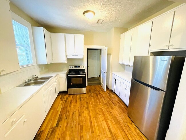 Building Photo - ** 3 Bed 2 Bath located in Capitol Heights...