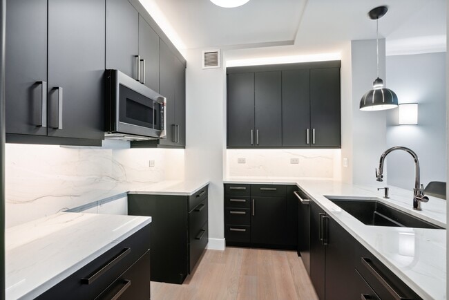 Building Photo - 501 N Clinton St