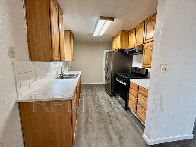 Building Photo - 164 Rounds St