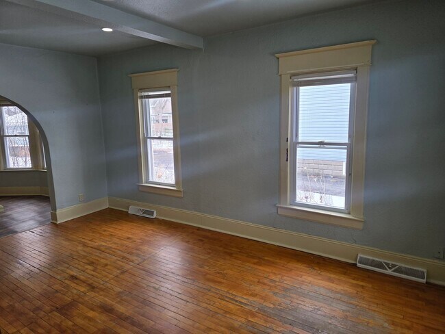 Building Photo - 406 Naymut St