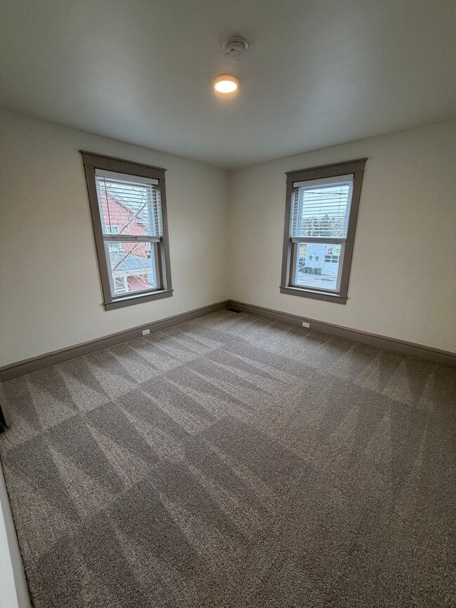 Building Photo - 584 W Main St