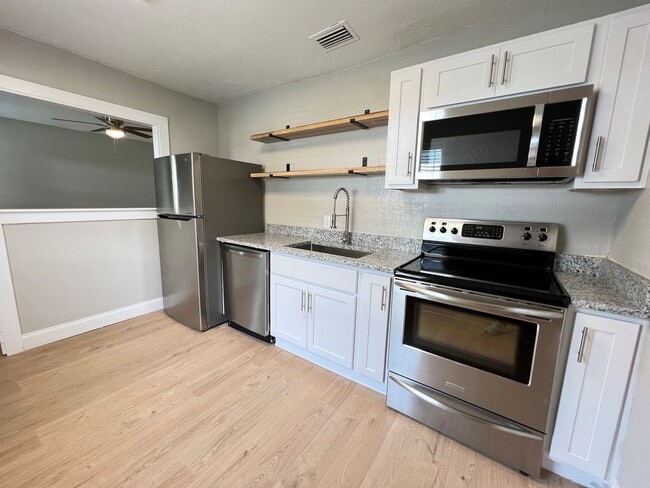 Building Photo - Renovated 2 Bedroom Jacksonville Heights A...