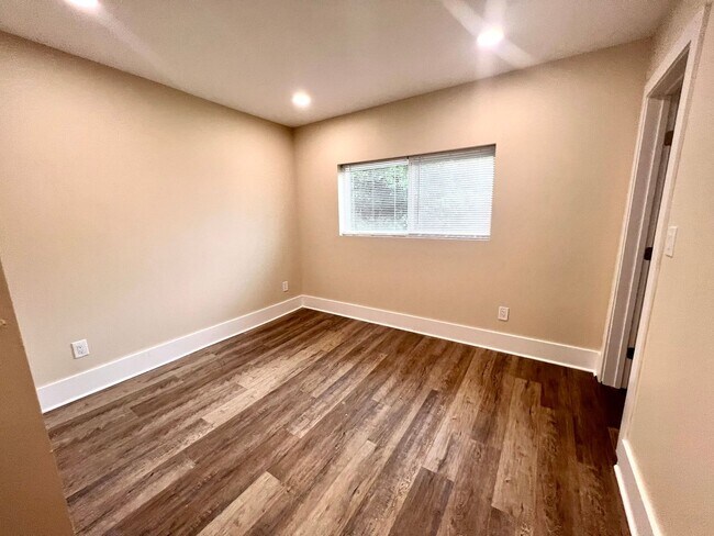 Building Photo - 933 - 320/322 Boggs Avenue