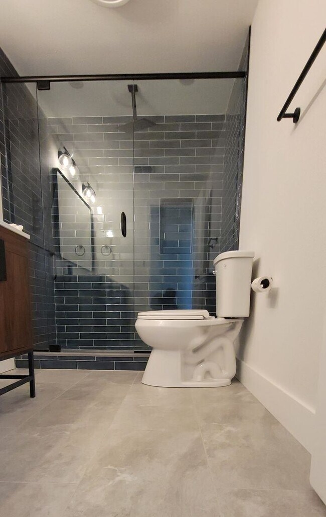 Building Photo - SPACIOUS 3 BEDROOM 2 BATH - ST. PETERSBURG, FL