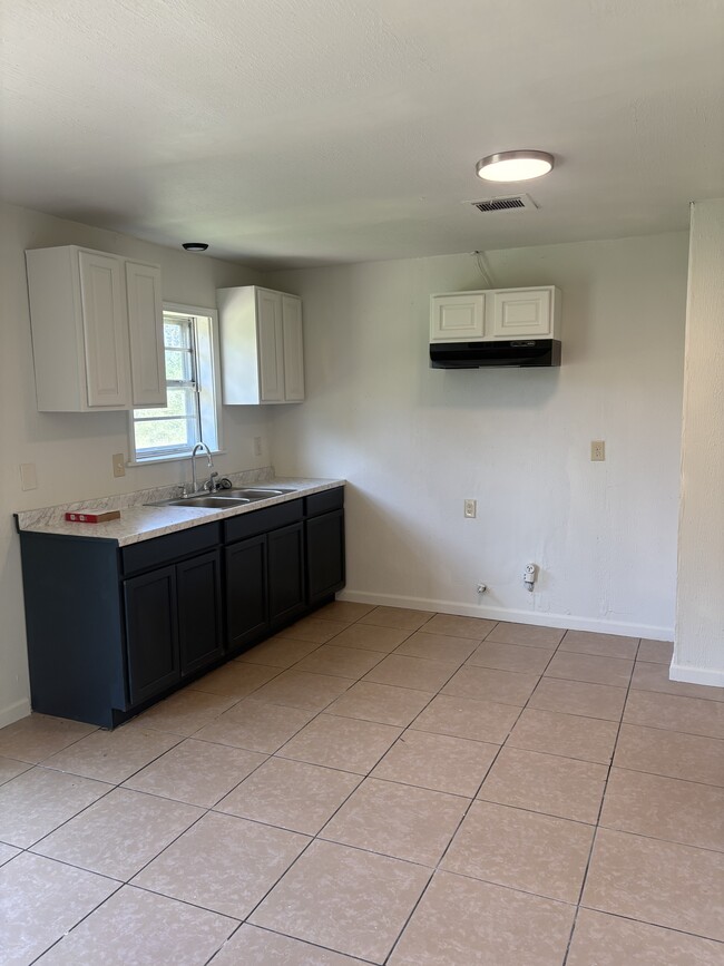 Building Photo - 136 Longwood Dr