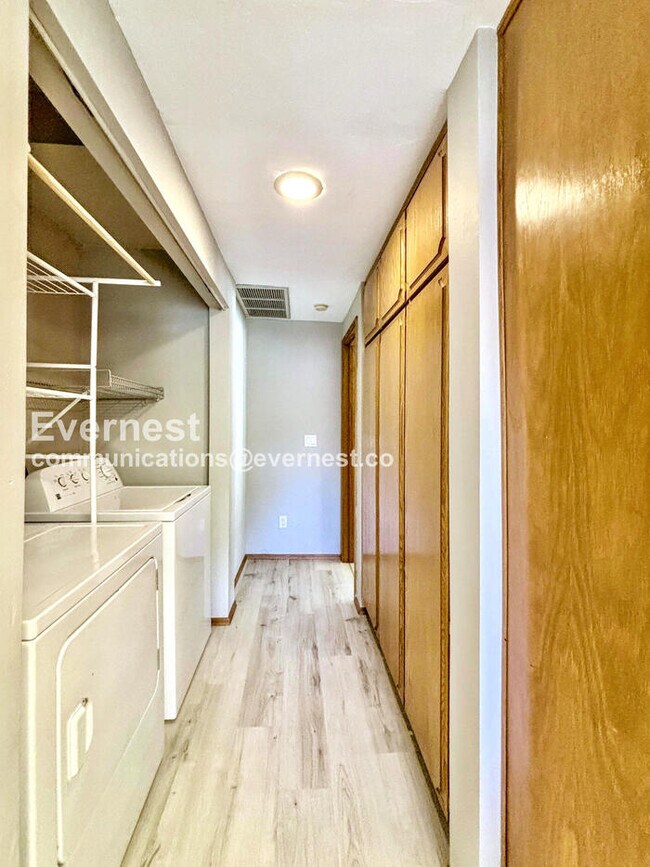 Building Photo - 3 Bed/2 Bath Home with Garage / Vouchers A...