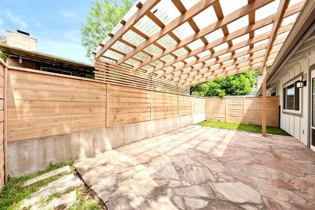 Building Photo - 1702 Coturnix Dr