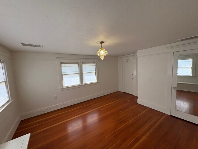 Building Photo - Classic vintage home walking distance to downtown Visalia!