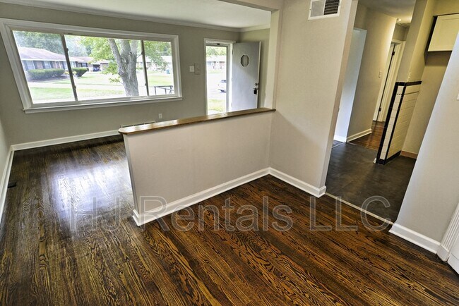 Building Photo - 9650 Cutler Dr