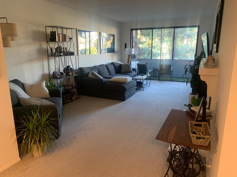 living room - 310 Tahiti Way