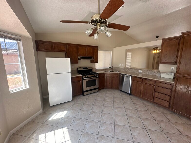 Kitchen with all appliances - 3803 Cocina Ln
