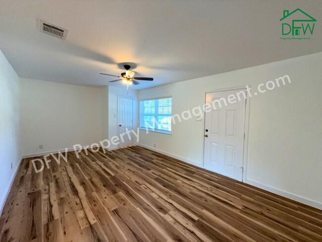 Building Photo - Fully Renovated 2-Bedroom Home Near UTA & AT&T Stadium – Modern Upgrades + Spacious Yard!