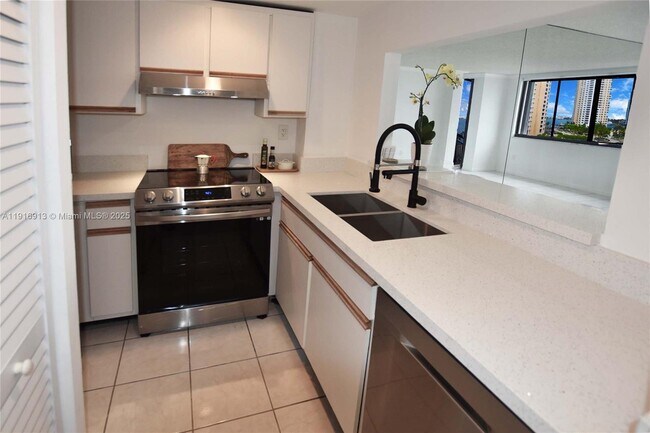 Building Photo - 540 Brickell Key Dr