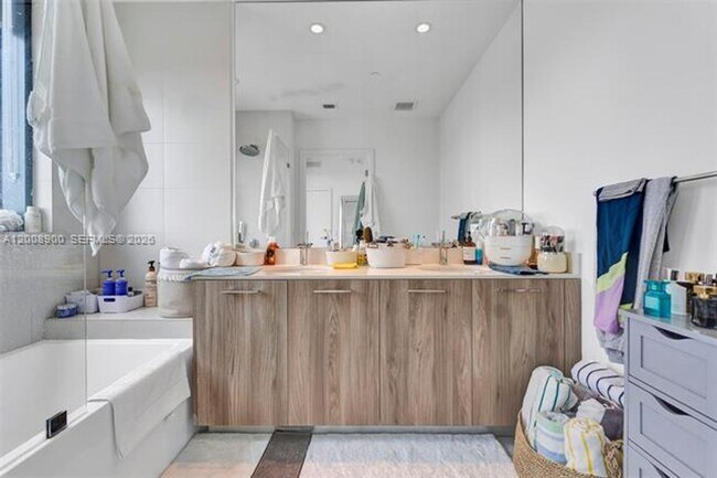 Building Photo - 501 NE 31st St