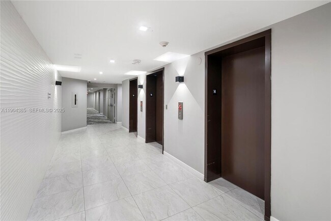 Building Photo - 2555 Collins Ave