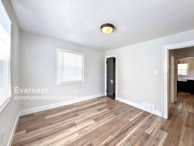 Building Photo - 210 Rosecrest Dr