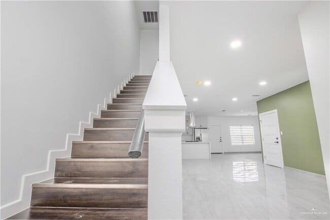 Building Photo - 23 Cassandra St