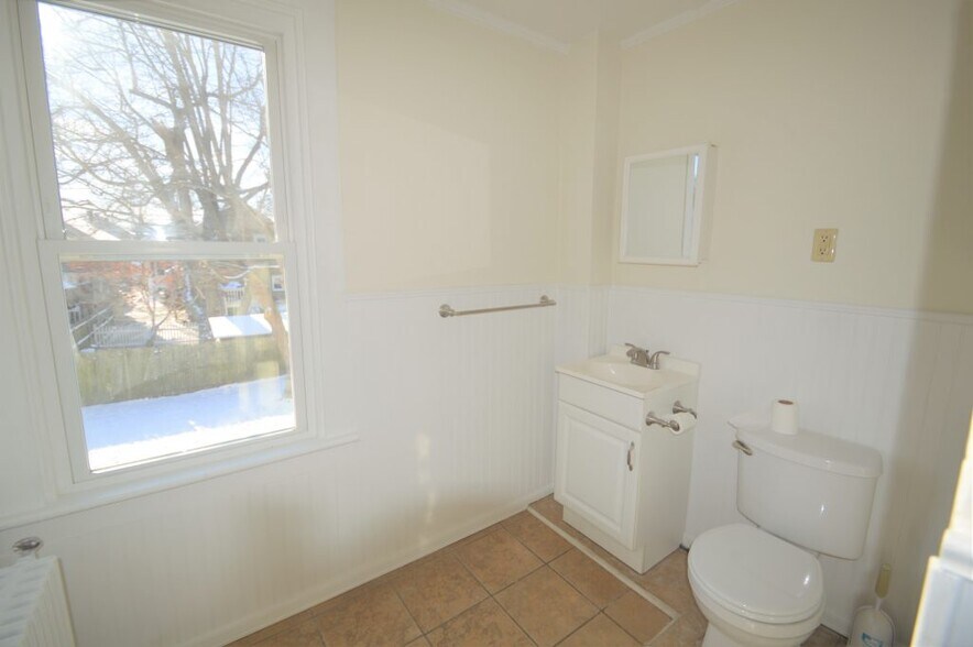 Building Photo - 20 Dixon St