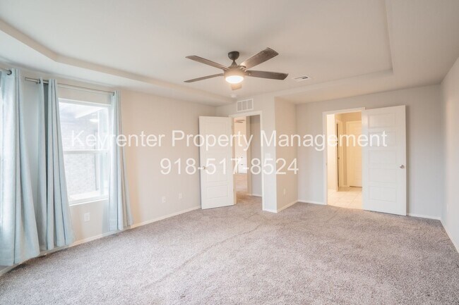 Building Photo - 4 bed/2 bath!