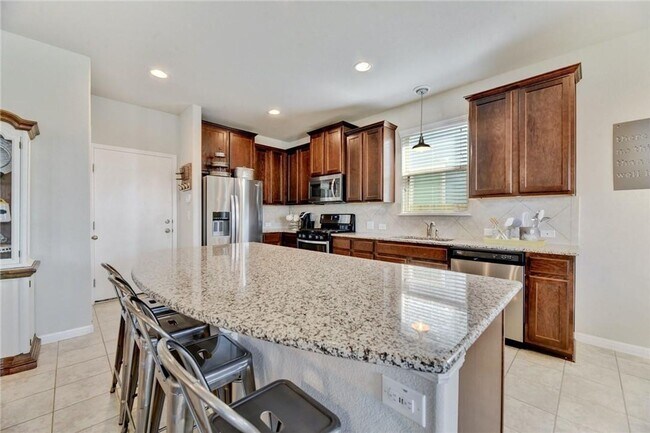 Building Photo - Modern Luxury Awaits in Buda – Stylish 4/B...