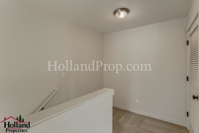 Building Photo - 838 NE Wheelock Pl