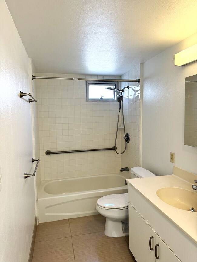 Building Photo - Country Club Village 6 - Two bedroom, one ...