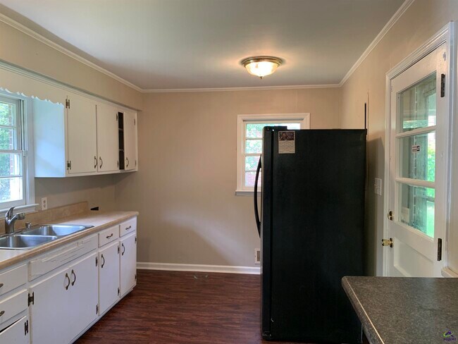 Building Photo - 3240 Commodore Dr