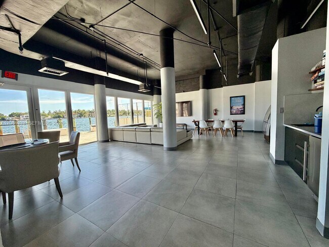 Building Photo - 900 Bay Dr