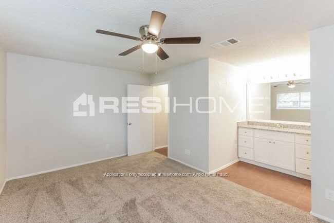 Building Photo - 913 Pepperidge Ct