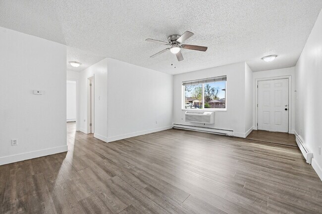 Building Photo - $1,495.95 2-bed, 1-bath, located in Denver with a washer and dryer.