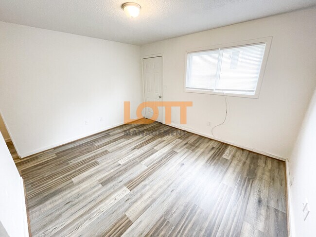 Building Photo - 10 Montis Dr