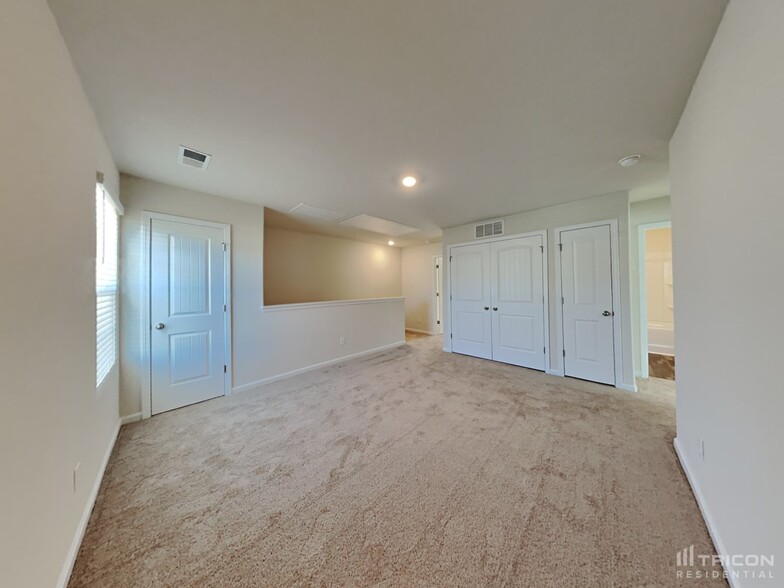 Building Photo - 2128 Southlea Dr