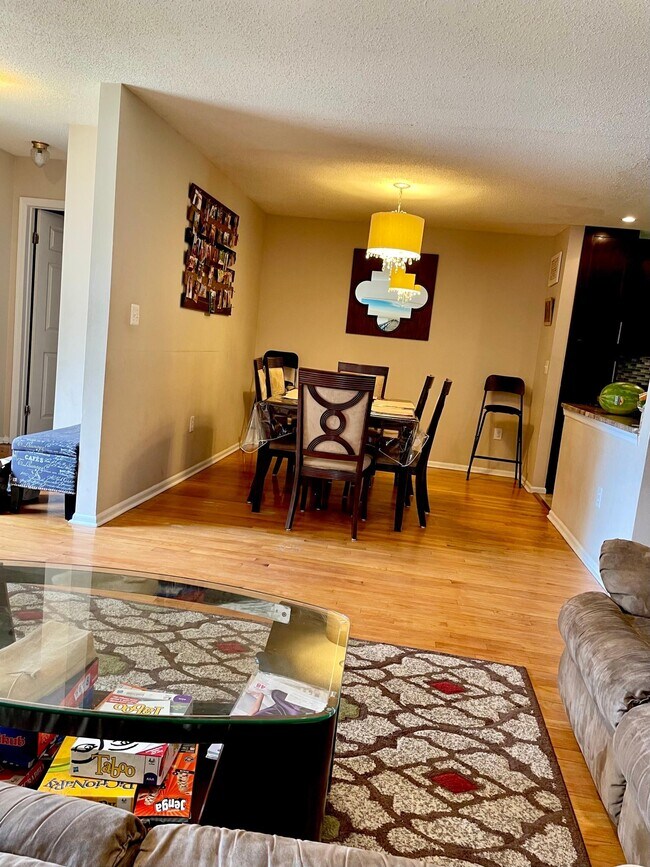 Building Photo - 102 Falcongate Dr