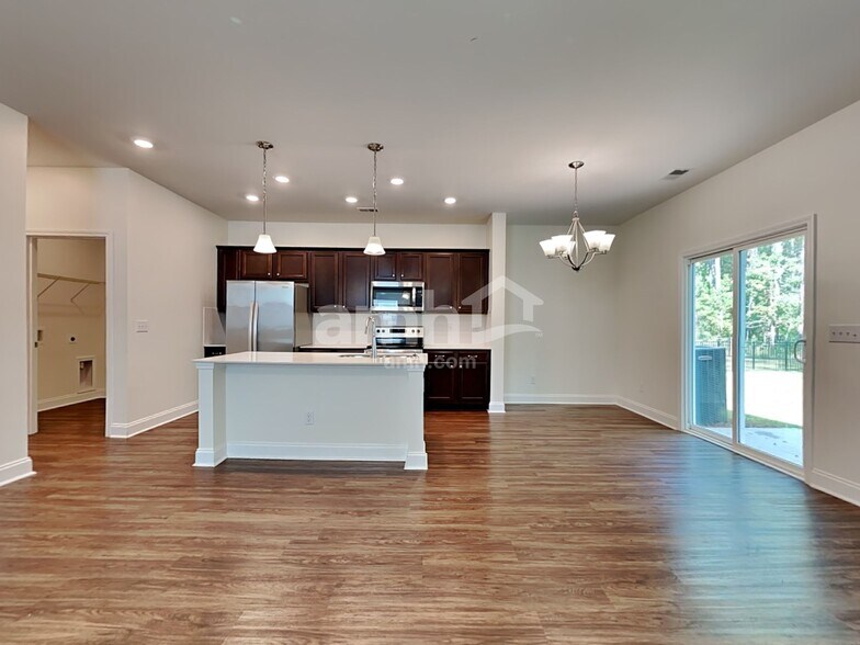 Building Photo - 223 S Live Oak Dr