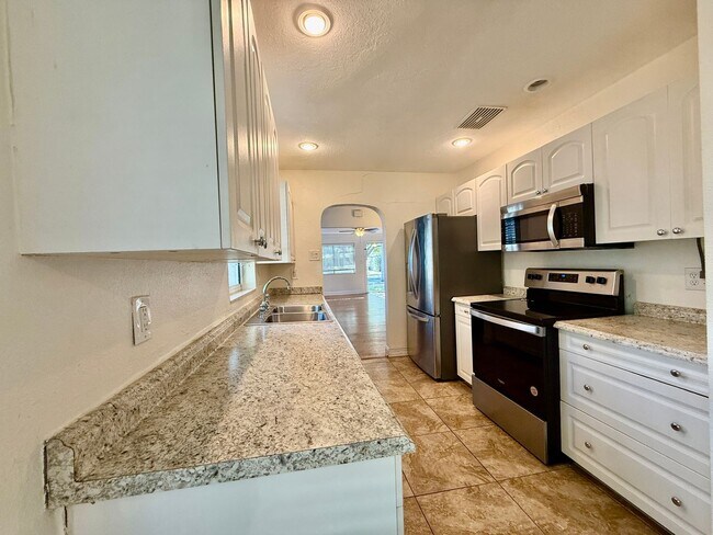 Building Photo - Euclid/Woodlawn Roommate Dream 4/3 home