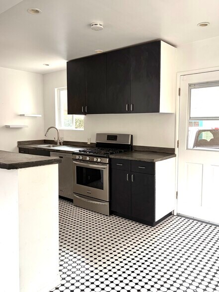 Building Photo - 2304 Voorhees Ave