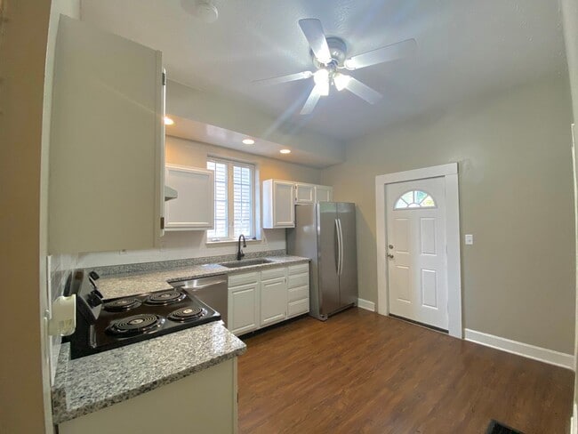 Building Photo - 5 bed/ 2 Bath Mins. from UC Only $750/pp (...