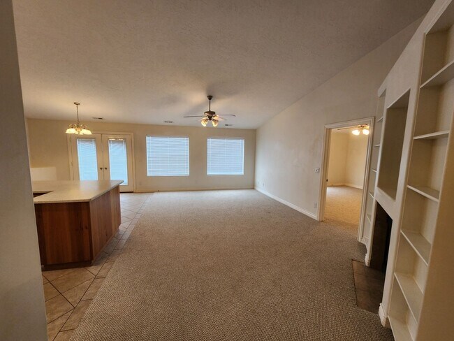 Building Photo - The Seasons @ Mesa Hills 3 bed/2 bath