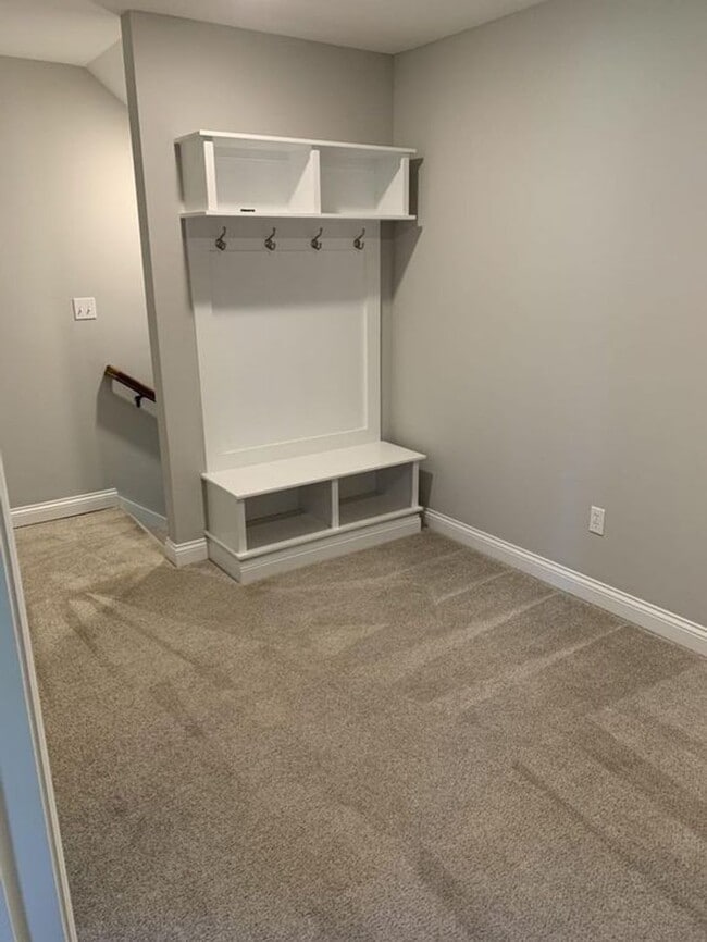 Building Photo - 3 Bed 2.5 Bath House, off Old Plank Rd