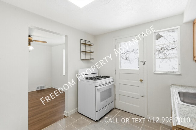 Building Photo - 3396 Columbia Dr