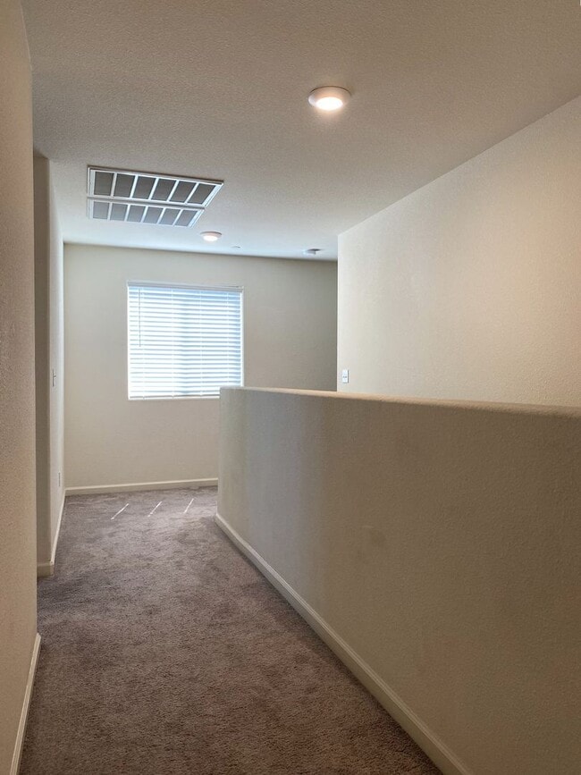 Building Photo - Spacious 4 bedroom/2 bath home waiting to ...