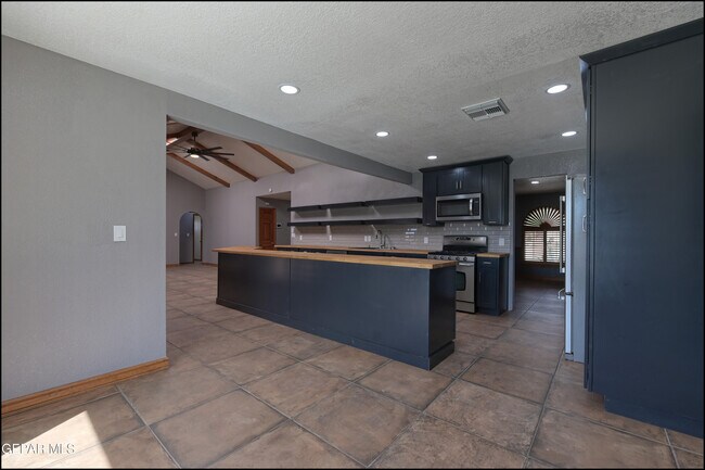 Building Photo - 6412 Via Aventura Dr