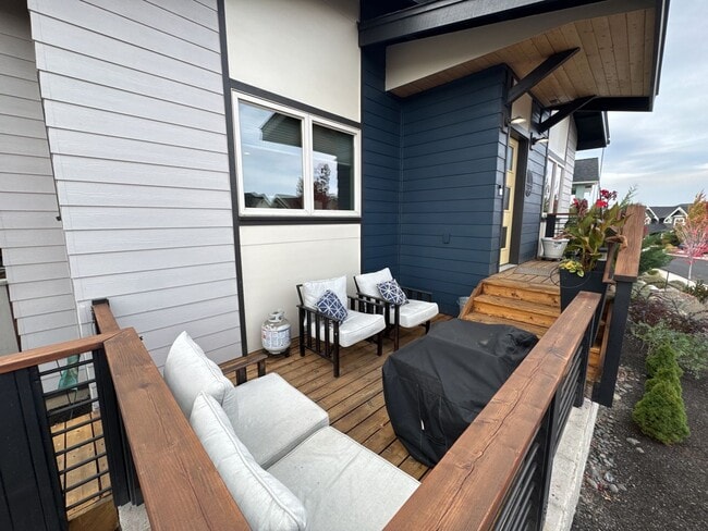 Building Photo - FULLY FURNISHED ALL-INCLUSIVE STUNNING HOM...