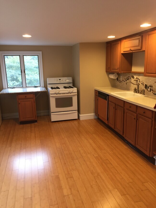 Building Photo - 155 Oakfield Ave