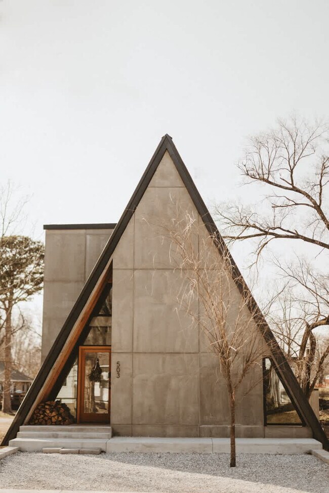 Building Photo - 503 NW D St