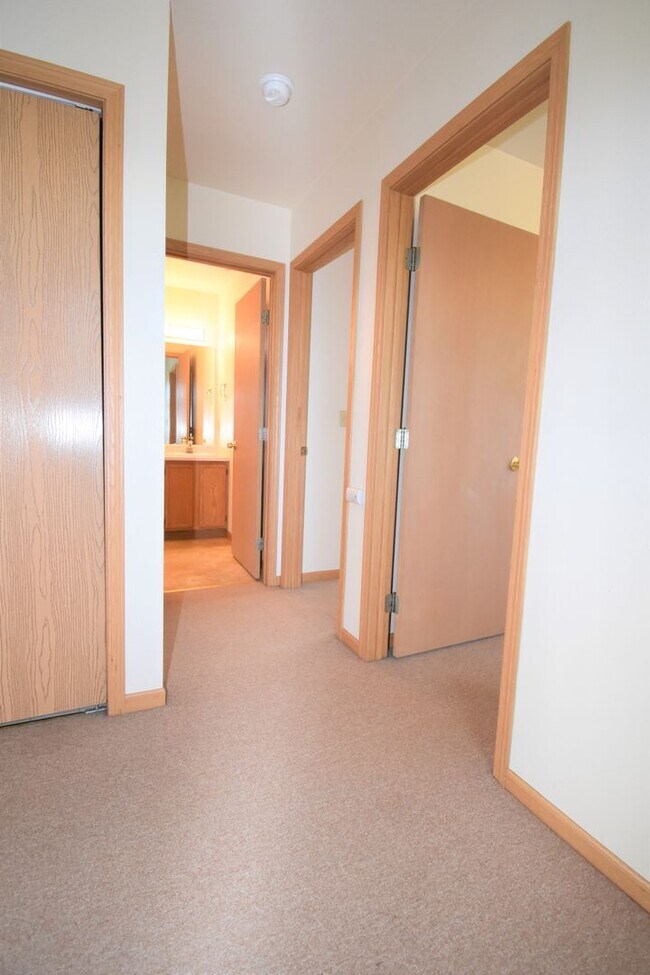 Building Photo - Townhouse-style End unit 3BD, 1.5 BA