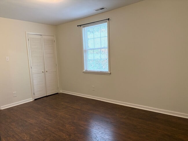 Building Photo - 4 bedroom, 2 bathroom House in Greensboro!
